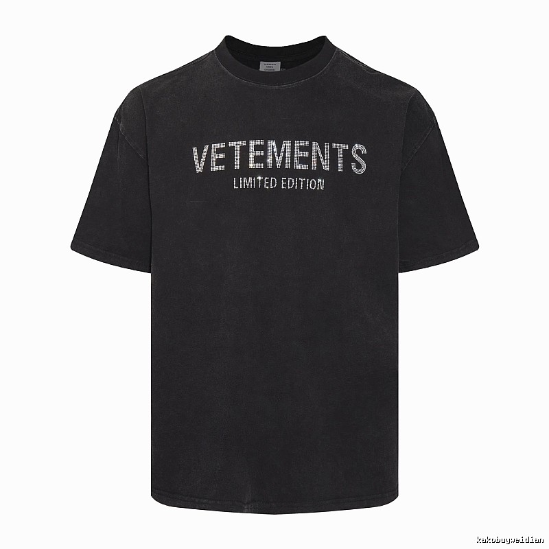 Logo Detail Statement graphic T-shirt Black Colorful Lucky with Relaxed Feel