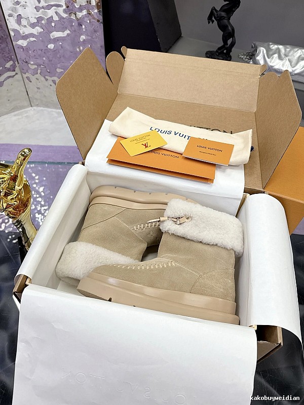 Louis Vuitton Cream Shearling Slip-on Pair in Shearling Slippers for Daily Rotation