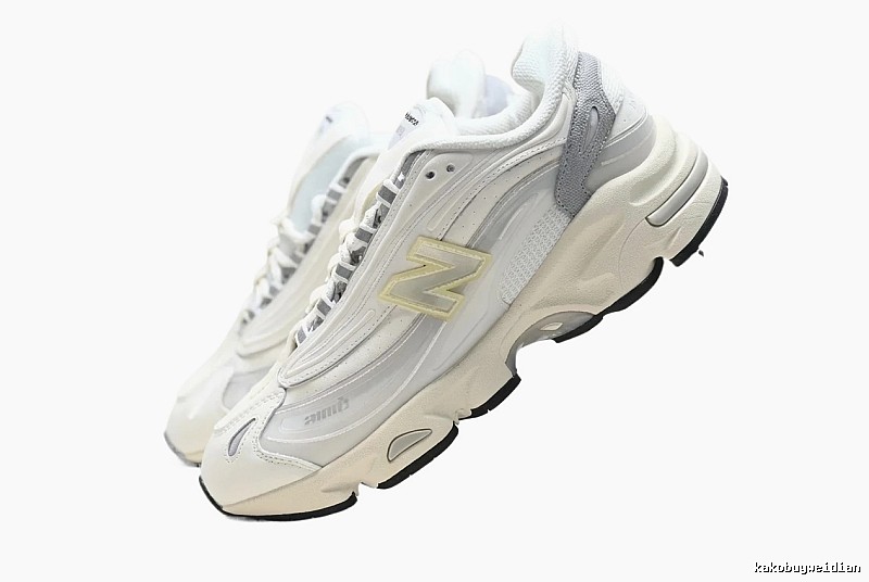 New Balance retro-style white shoes