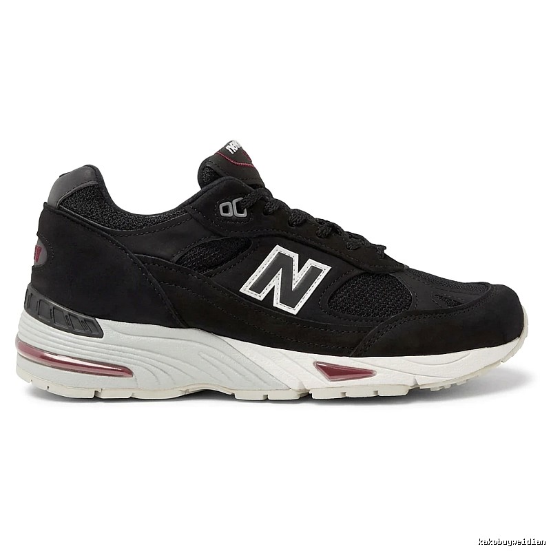 Retro-style black shoes of New Balance