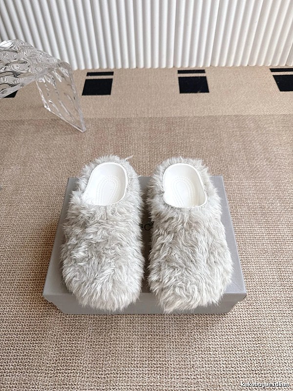 White Furry Slip-on Slippers Fuzzy Slippers for Daily Rotation
